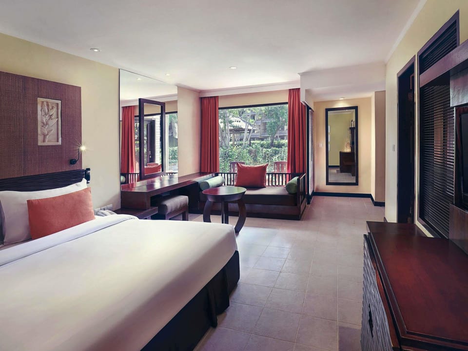 Executive Room, 1 King Bed | Minibar, in-room safe, desk, laptop workspace