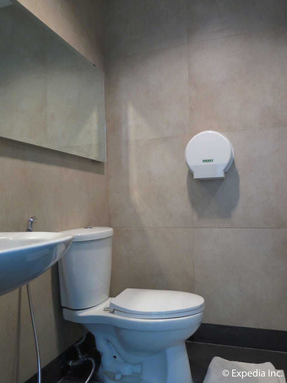 Boutique Deluxe Twin | Bathroom | Shower, free toiletries, towels