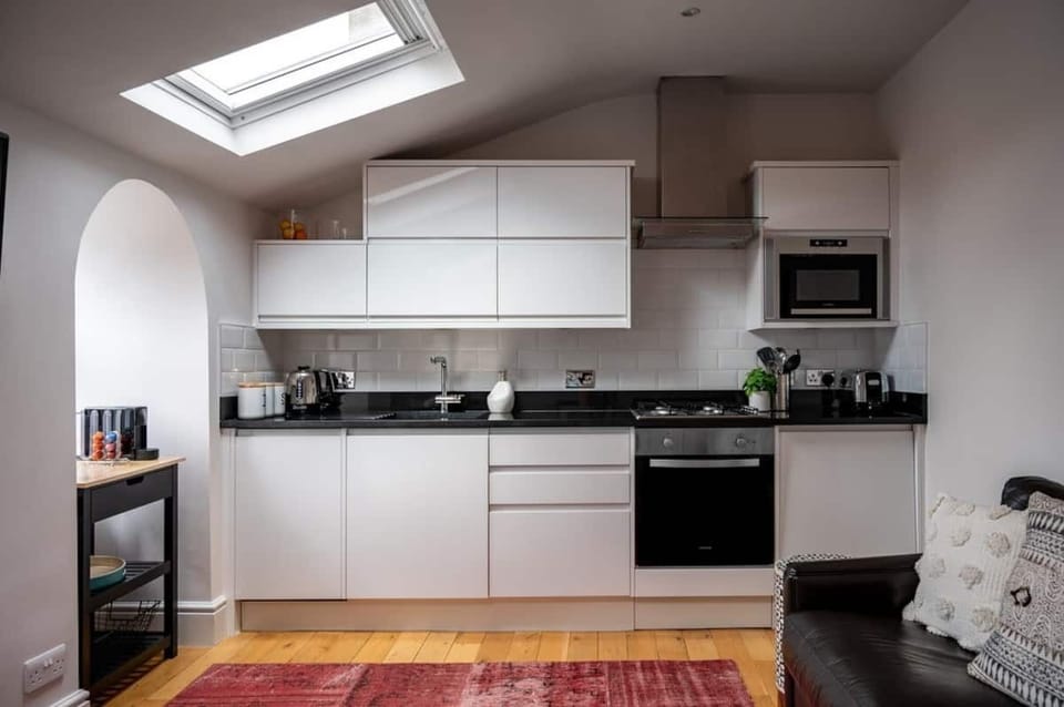 Well-appointed kitchen with dishwasher, fridge/freezer, hob, oven, microwave