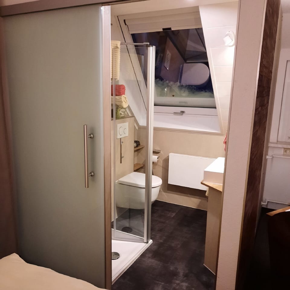 Comfort Room, Balcony | Bathroom | Shower, hair dryer, towels