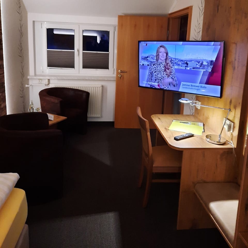 Comfort Room, Balcony | In-room safe, desk, free WiFi, bed sheets