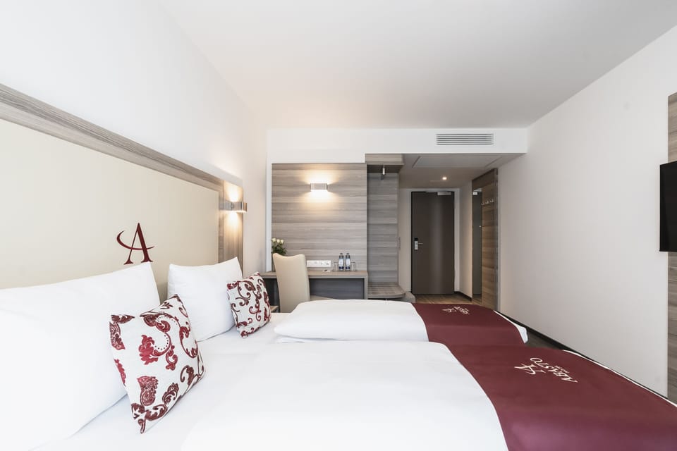 Business Double Room | Hypo-allergenic bedding, in-room safe, desk, laptop workspace