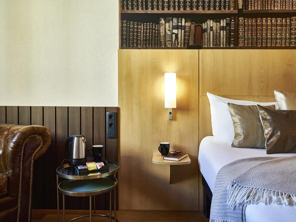 Room, 1 Double Bed | In-room safe, desk, soundproofing, iron/ironing board