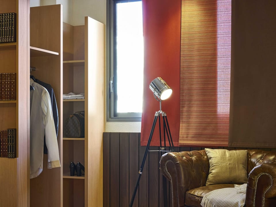 Room, 1 Double Bed | In-room safe, desk, soundproofing, iron/ironing board