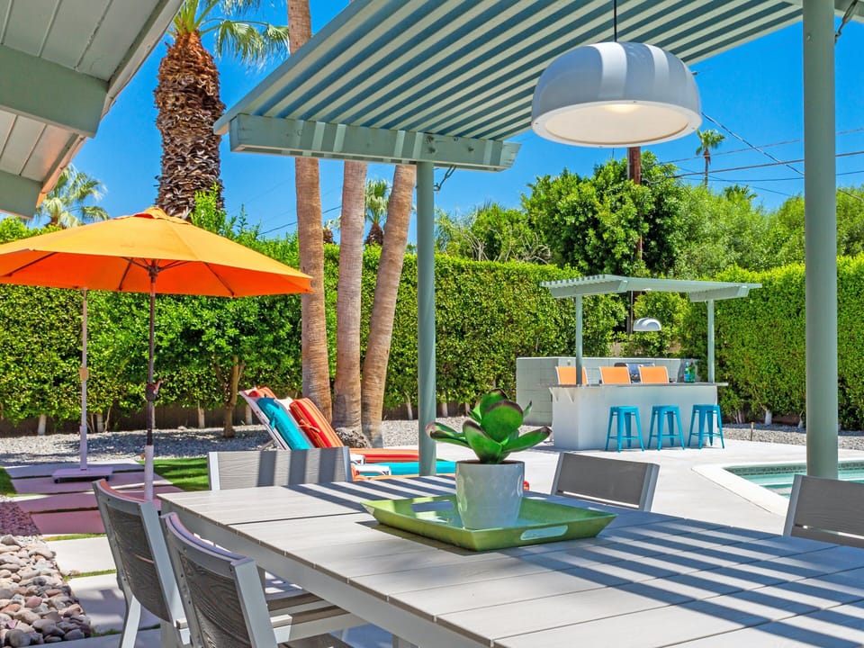 Al fresco dining by the pool