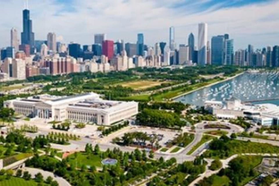 Grant Park and Museum Campus are nearby!