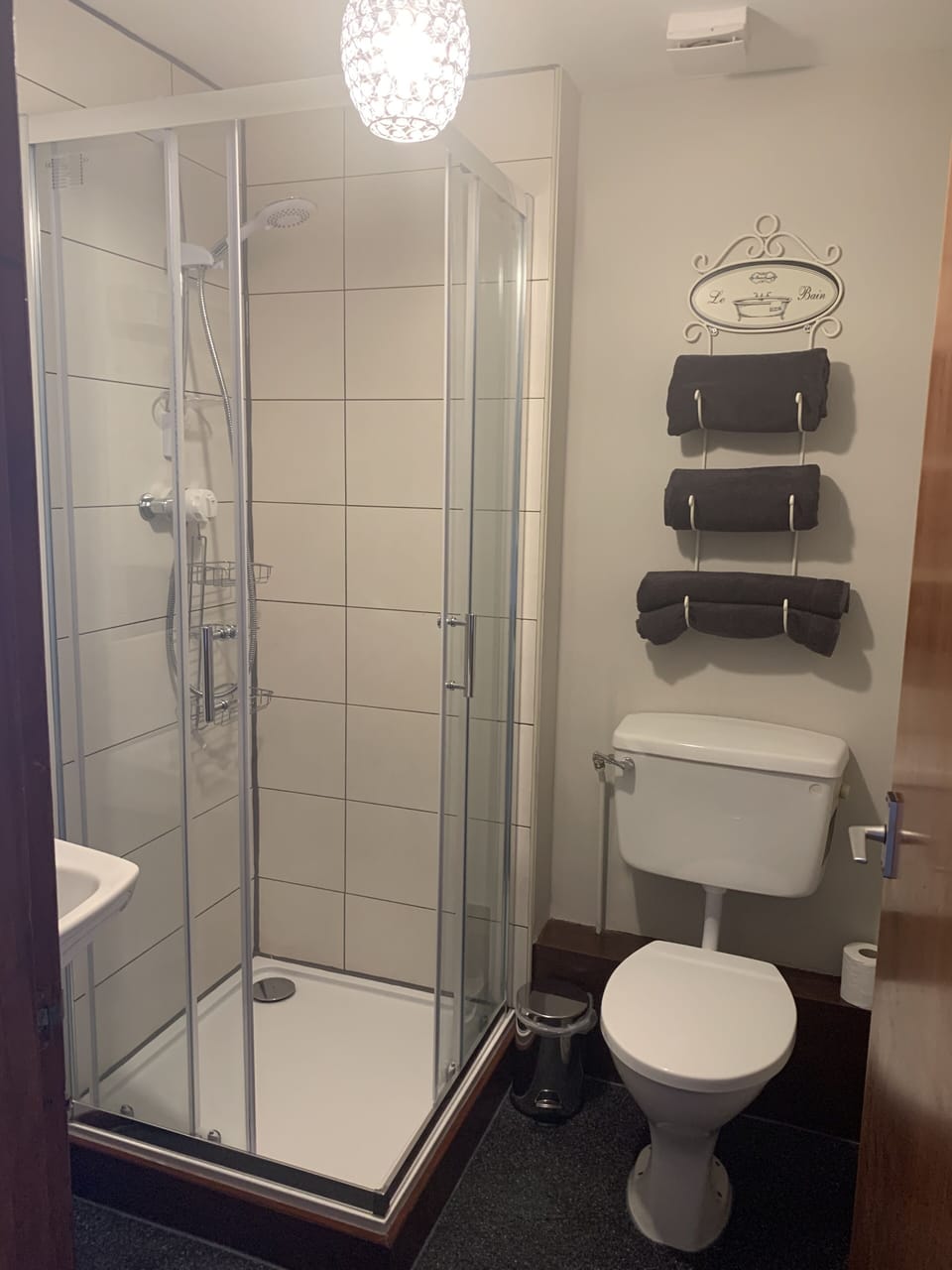 Family Room, Ground Floor (annexe) | Bathroom | Shower, free toiletries, hair dryer, slippers