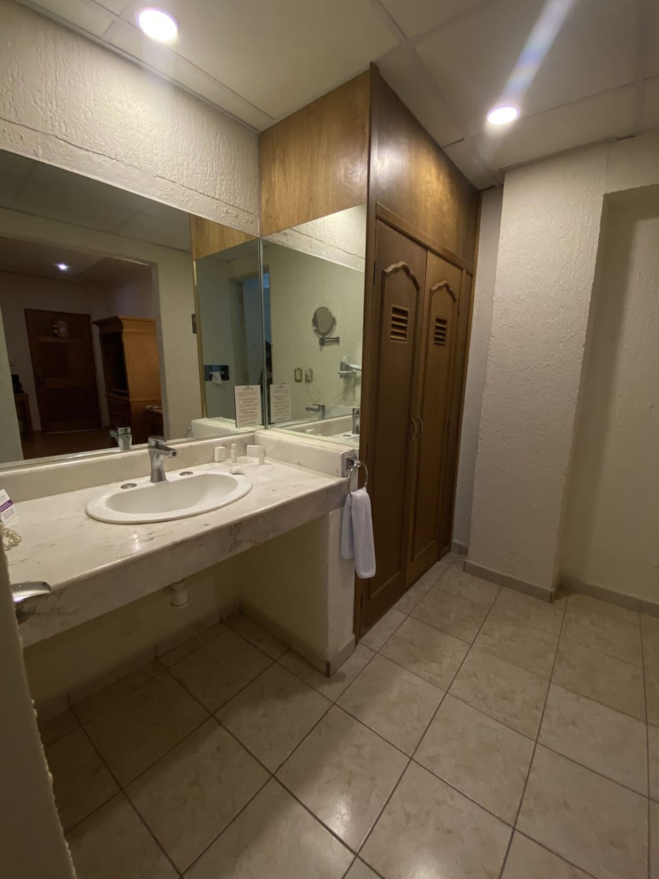Business Room | Bathroom | Shower, rainfall showerhead, designer toiletries, hair dryer
