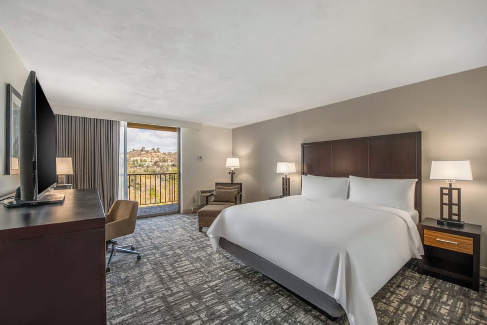 Pillowtop beds, in-room safe, desk, blackout drapes