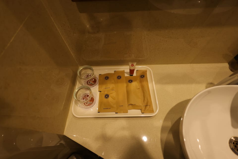 Family Studio Suite | Bathroom | Shower, rainfall showerhead, free toiletries, hair dryer (on request)