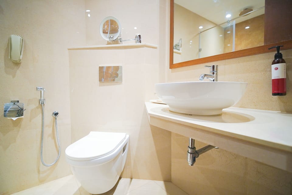 Premium Studio Suite | Bathroom | Shower, rainfall showerhead, free toiletries, hair dryer (on request)