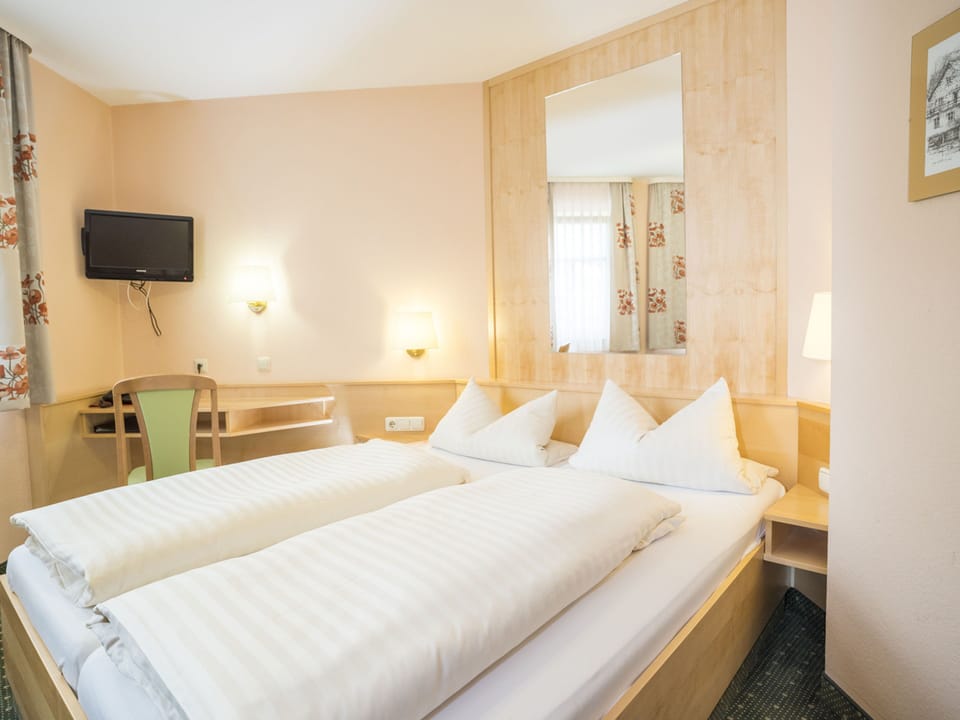 Double Room | In-room safe, desk, free cribs/infant beds, free WiFi