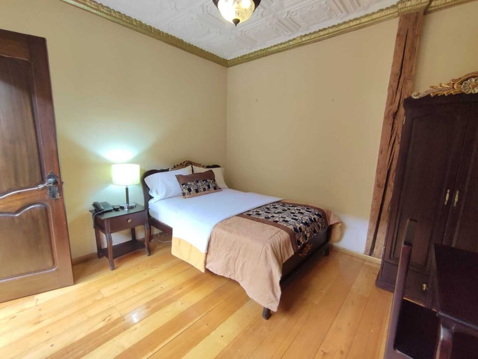 Standard Single Room, 1 Double Bed | Bathroom sink