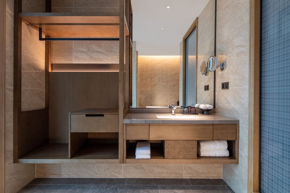 Shower, rainfall showerhead, free toiletries, hair dryer