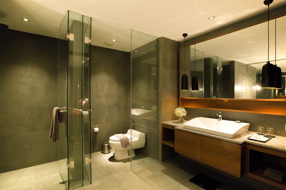 Junior Suite Room | Bathroom | Free toiletries, hair dryer, slippers, towels