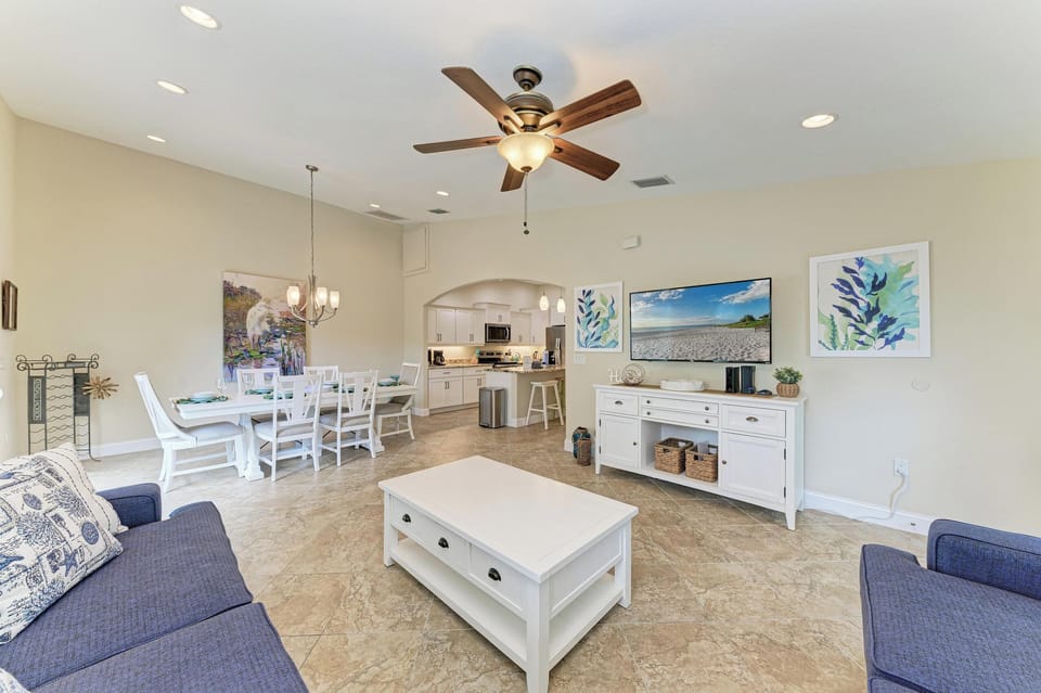 Palms Beach West Living Room (2)