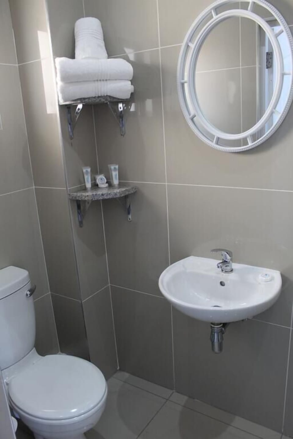 Shower, rainfall showerhead, free toiletries, towels