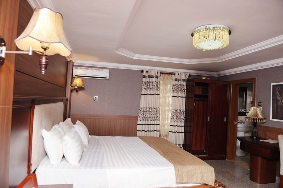 Standard Room | Minibar, in-room safe, individually decorated, individually furnished