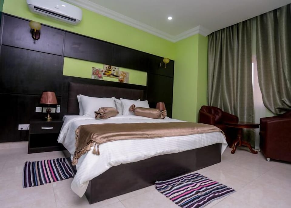 Minibar, in-room safe, individually decorated, individually furnished