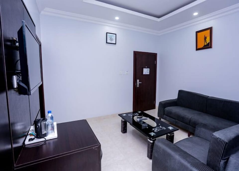 Junior Room | Minibar, in-room safe, individually decorated, individually furnished