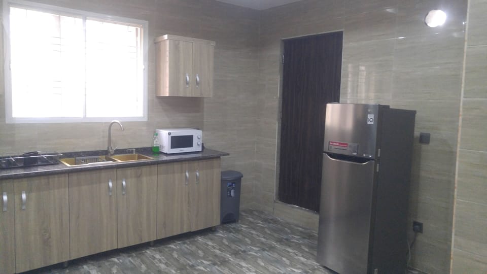 Deluxe Apartment | Private kitchen | Full-size fridge, microwave, oven, stovetop