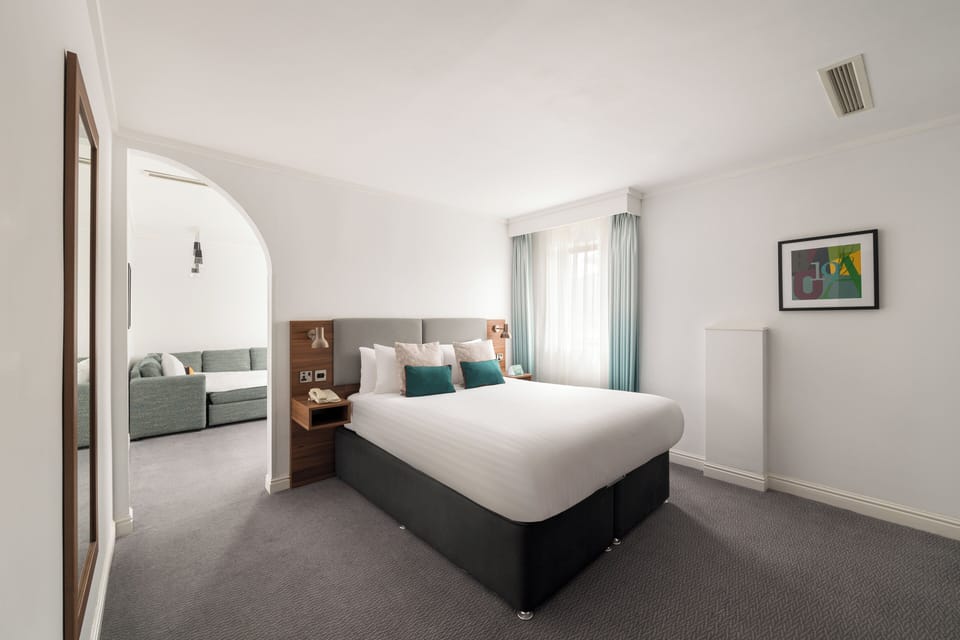Suite, 1 Double Bed | Minibar, in-room safe, desk, laptop workspace