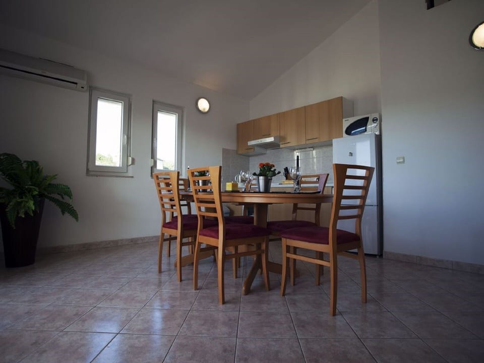 Kitchen area with table and chairs for 6 people