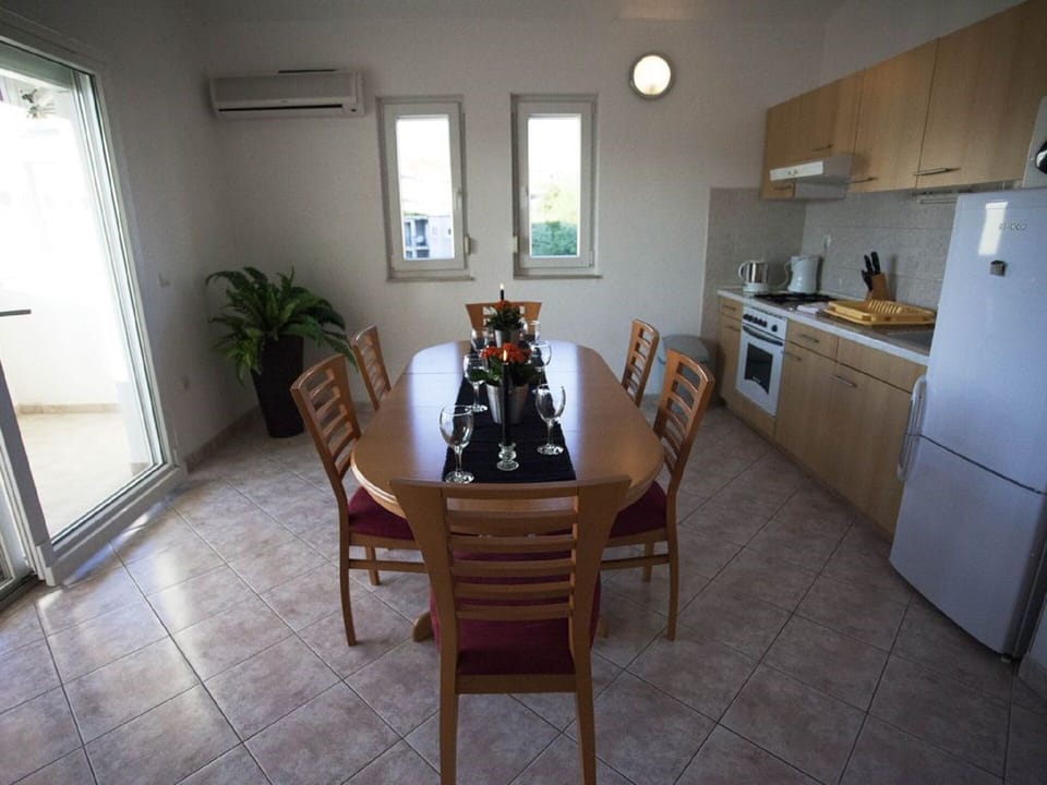 Kitchen area with table and chairs for 6 people. 2 A/C units at Nina. 