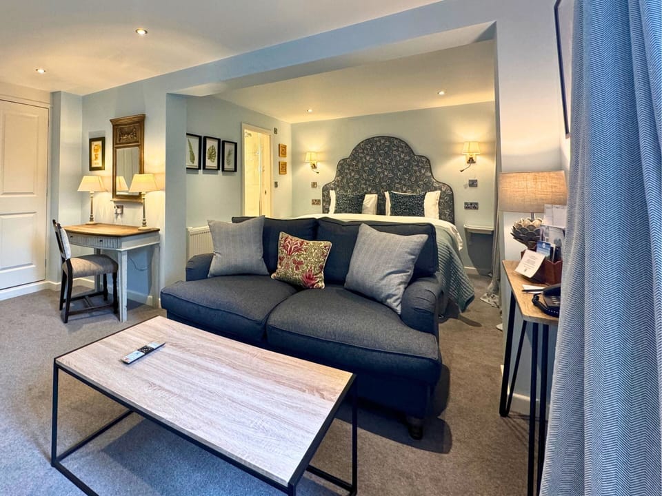 Executive Suite | Hypo-allergenic bedding, iron/ironing board, free WiFi, bed sheets