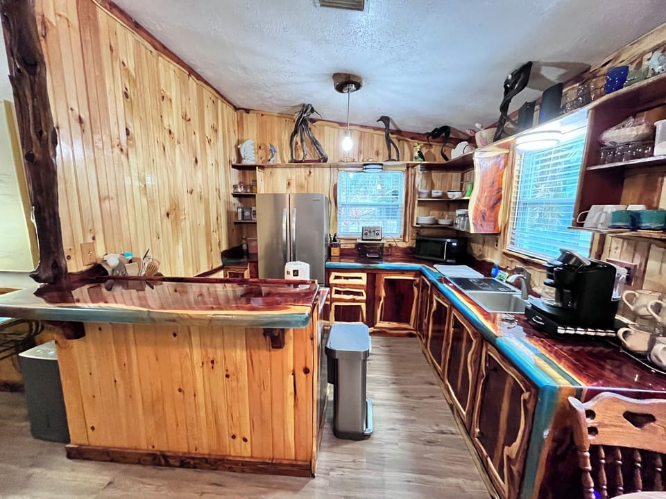Live wood beautiful kitchen with new appliances! 