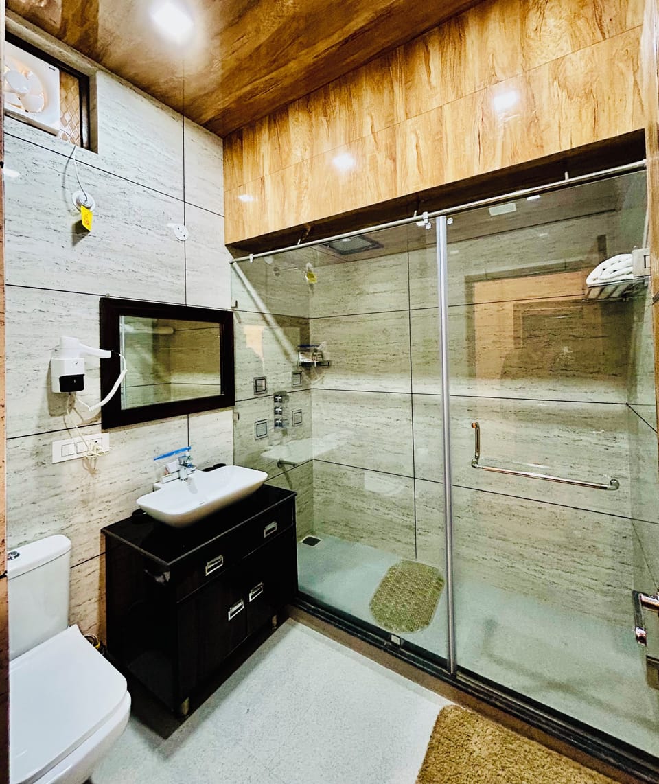 Royal Room | Bathroom | Shower, free toiletries, bathrobes, towels