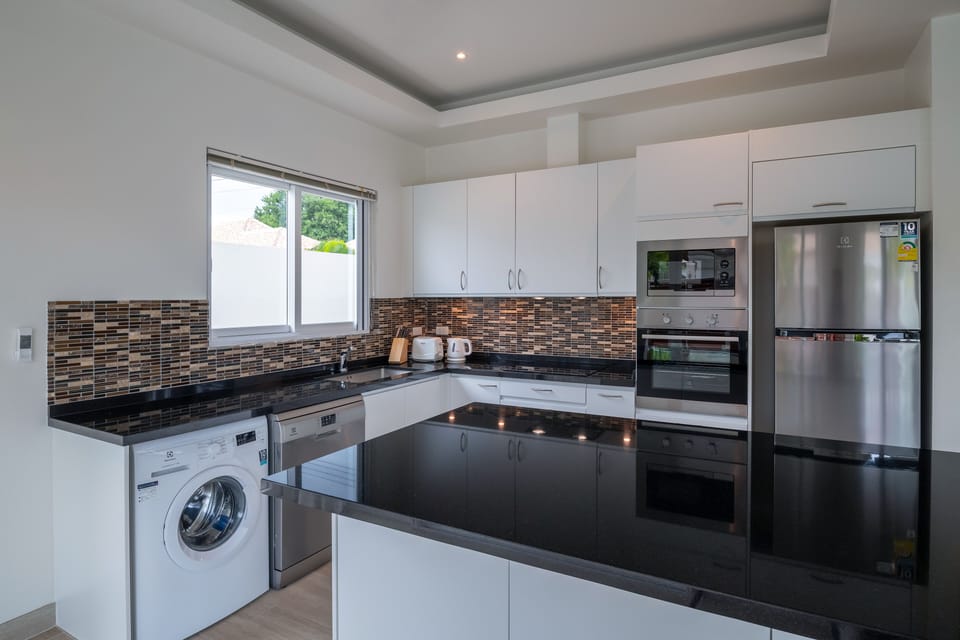 Deluxe Villa | Private kitchen | Fridge, microwave, oven, stovetop