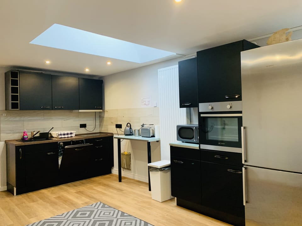 Condo (Maritim Rooms) | Shared kitchen | Stovetop, cookware/dishes/utensils