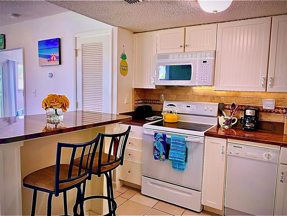 Open kitchen with island can sit 4 people for dinning 