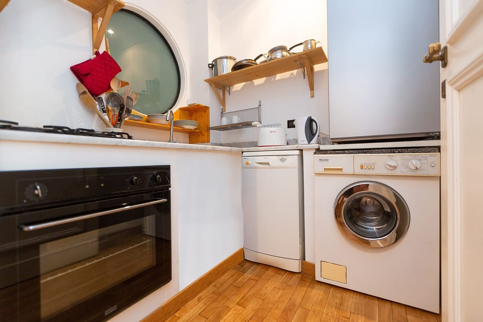 Fully equipped kitchen with washing machine, dishwasher and oven.
