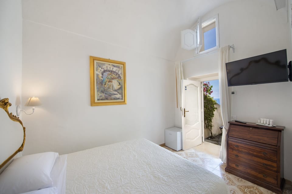 Double Room, Sea View | Minibar, free WiFi, bed sheets