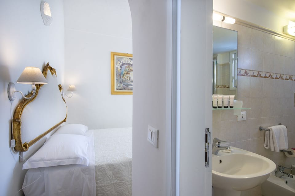 Double Room, Sea View | Minibar, free WiFi, bed sheets