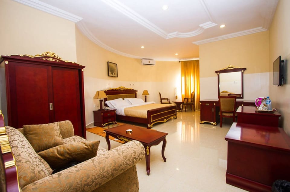 Royal Room | Desk, laptop workspace, iron/ironing board, free WiFi