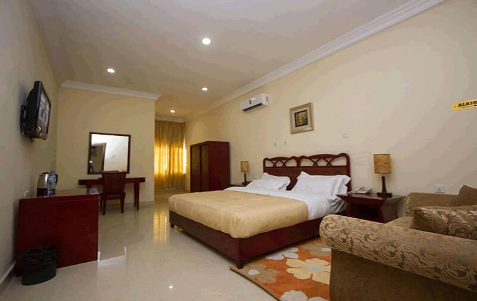 Executive Room | Desk, laptop workspace, iron/ironing board, free WiFi