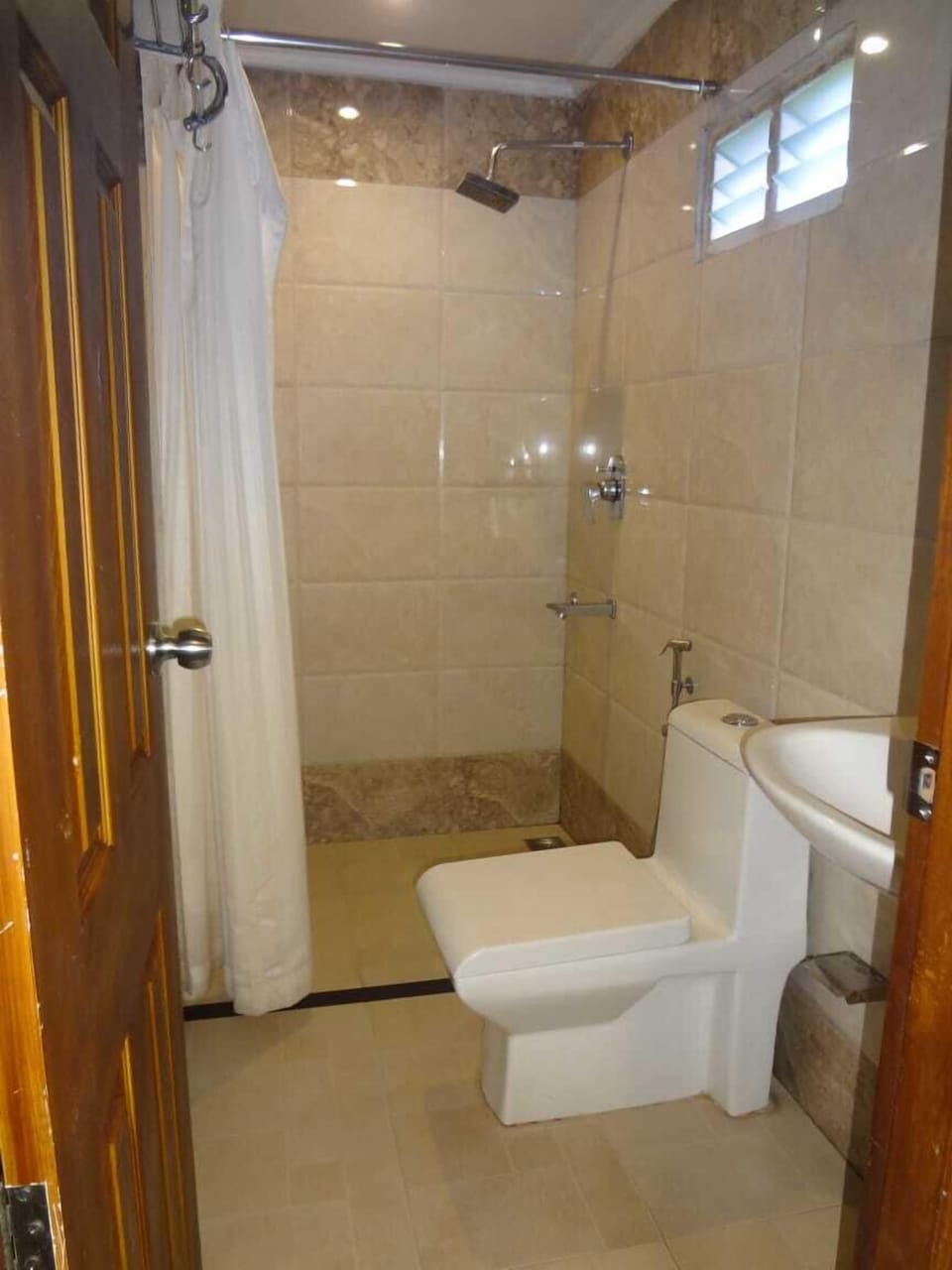 Classic Room | Bathroom | Shower, rainfall showerhead, free toiletries, hair dryer