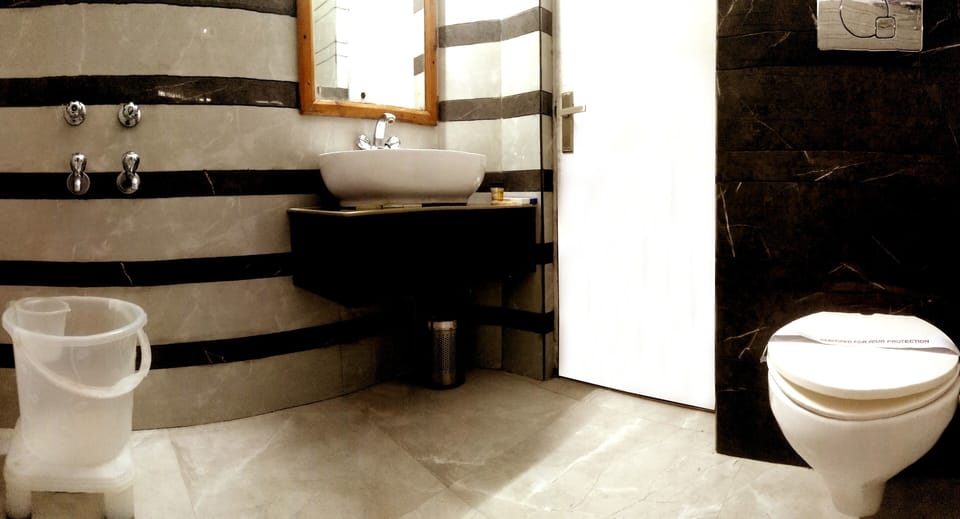 Superior Room | Bathroom | Shower, rainfall showerhead, free toiletries, slippers