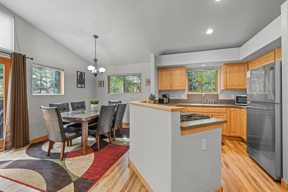 Townhome, 3 Bedrooms | Private kitchen | Fridge, oven, coffee/tea maker, toaster