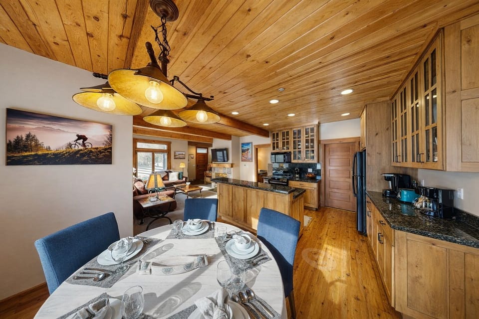 Condo, 2 Bedrooms | Dining
