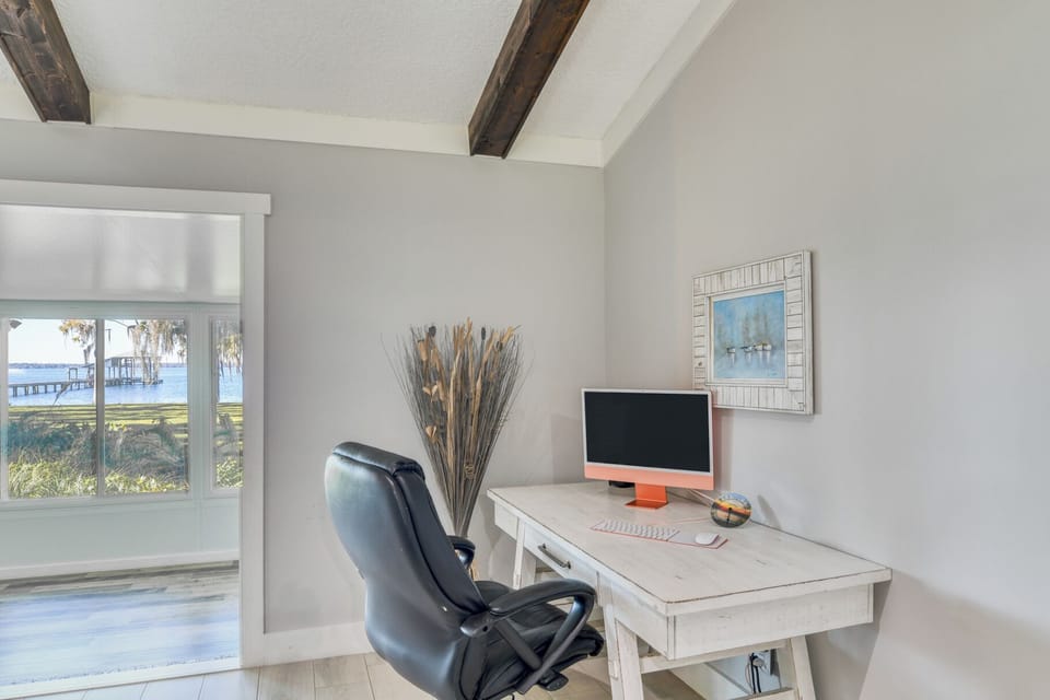 The office has an IMac desktop available