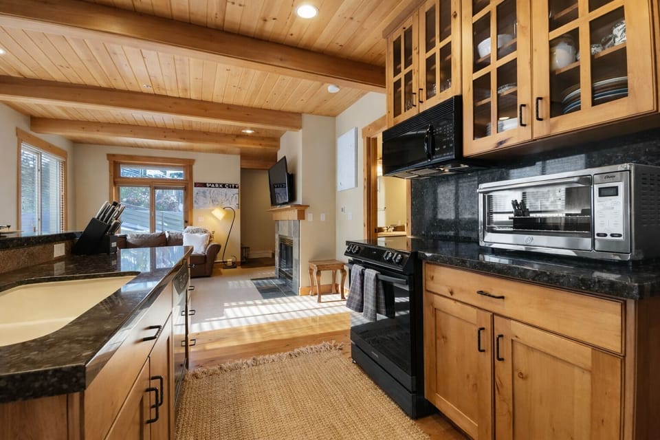 Enjoy this cozy mountain retreat with a fully equipped kitchen and open living space. The wood beams and forest views create the perfect escape.