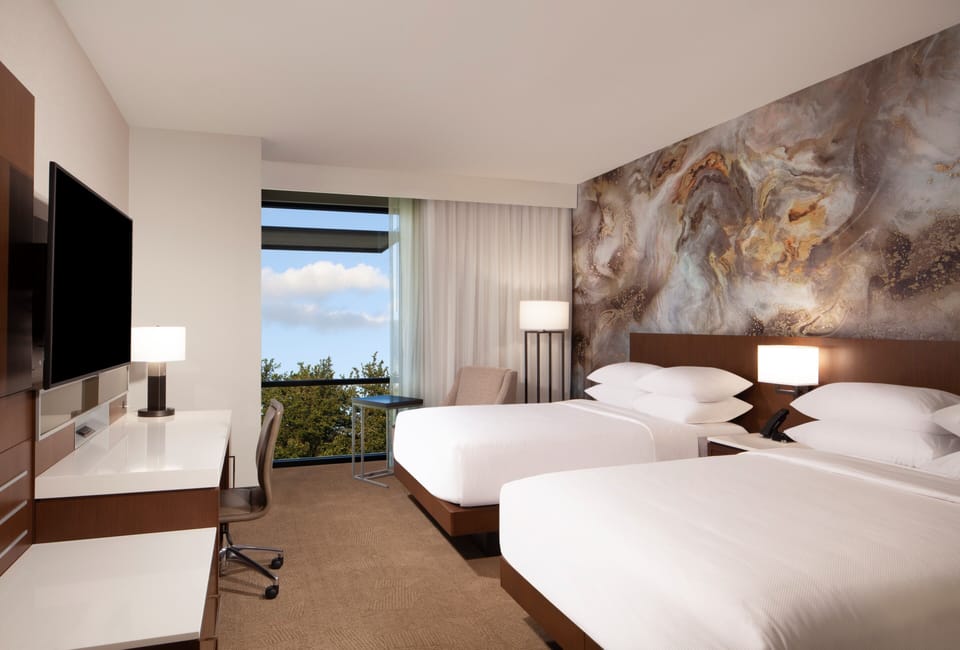 Desk, laptop workspace, iron/ironing board, free WiFi