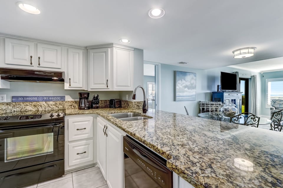 Fully Equipped Luxury Kitchen with Granite Countertops