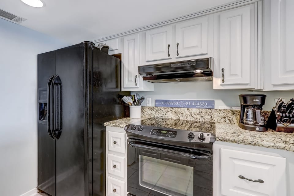 Fully Equipped Luxury Kitchen with Granite Countertops