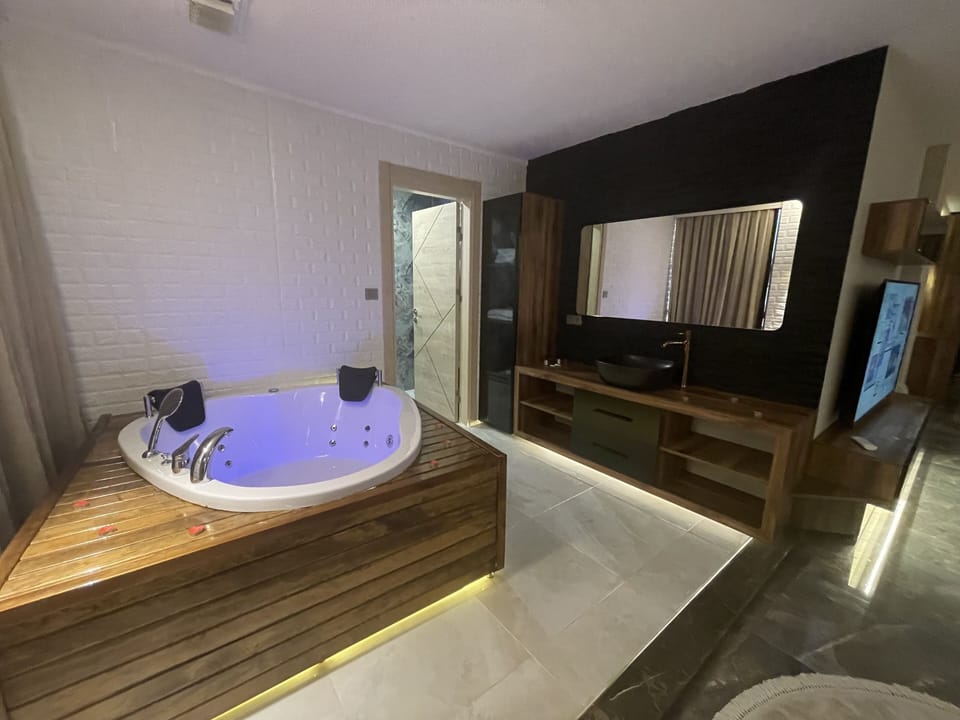 Presidential Studio Suite | Bathroom | Free toiletries, hair dryer, bathrobes, slippers