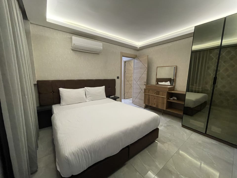Junior Apartment | Minibar, in-room safe, blackout drapes, soundproofing